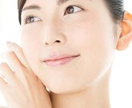 パウダーファンデーションによるカバー力を実感する女性