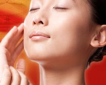 10minミネラルパウダーファンデでなめらかで透明感のある美肌の女性