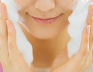 コラージュホワイトピールで洗顔をする女性