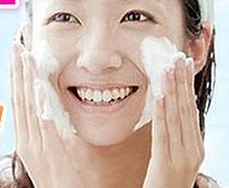 温感炭酸洗顔フォームで洗顔をしている女性