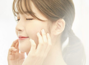 コラーゲン水やプラチナマリンコラーゲンなどで潤い、ハリ効果を実感する女性