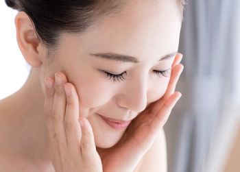 fercil（フェルシル）の化粧水や美容液などでしっとりなめらかな素肌の女性