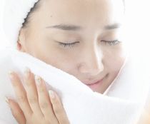 芳醇鳳珠洗顔石鹸の肌への優しさを実感する女性