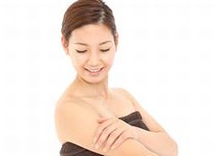 肌が清潔に保たれ、症状の改善効果を実感する女性