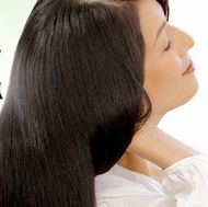 Wアプローチヘアプログラムでボリュームのある髪の女性