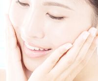 皮膚臨床医学に基づく処方で保湿、エイジングケア効果を実感する女性