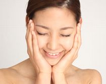 洗顔で潤い効果、スキンケア効果を実感する女性