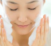 プラセンタ馬油石鹸で洗顔している女性