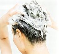 リマーユのシャンプーで髪を洗っている女性