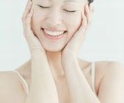 洗顔バームで潤いと美肌効果を実感する女性