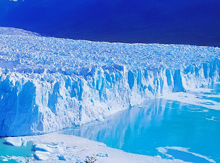 「アイスアウェイク」が抽出できるミネラル豊富な氷河のイメージ