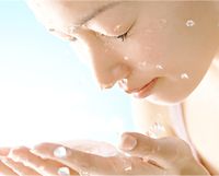 ピーリング石鹸で洗顔する女性